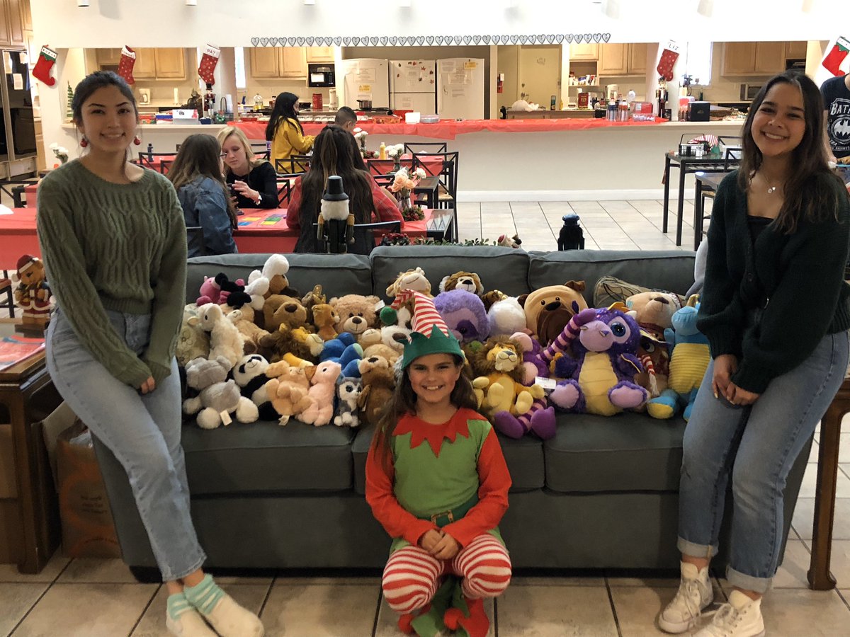 TinaOlcott's tweet photo. SV FCCLA hosting dinner and activities at Ronald McDonald House #neverstopgiving #alwaysthinkingofothers @Supt_comalisd @SVSchoolSpirit @mwahl281 https://t.co/Vh1hQpUTqa