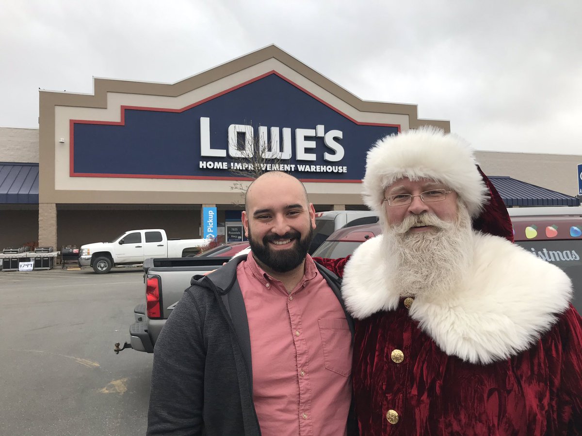 RobertG78438187's tweet photo. Santa at Lowe’s! https://t.co/QKkkeibM3c