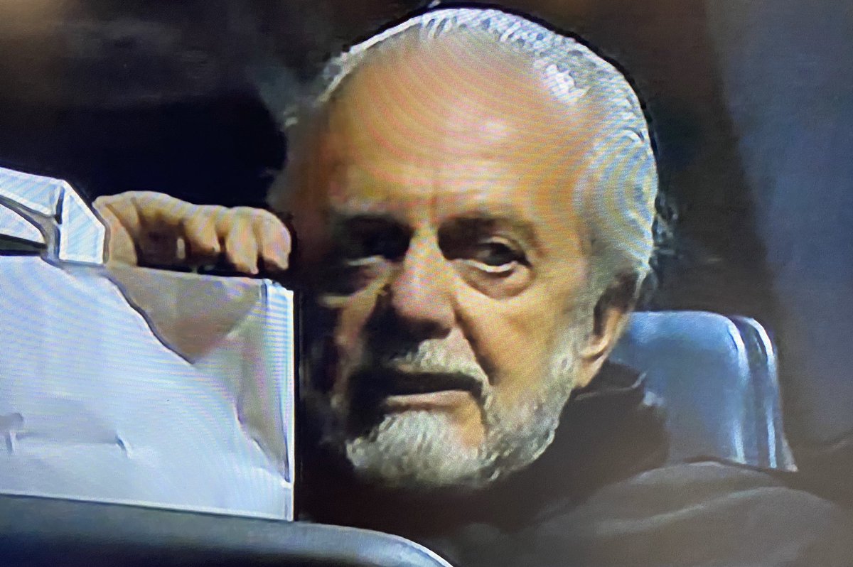 napolimagazine's tweet photo. FOTO SLIDE - @ADeLaurentiis sul pullman del Napoli dopo la vittoria contro il Sassuolo https://t.co/i4U1AJKjo0