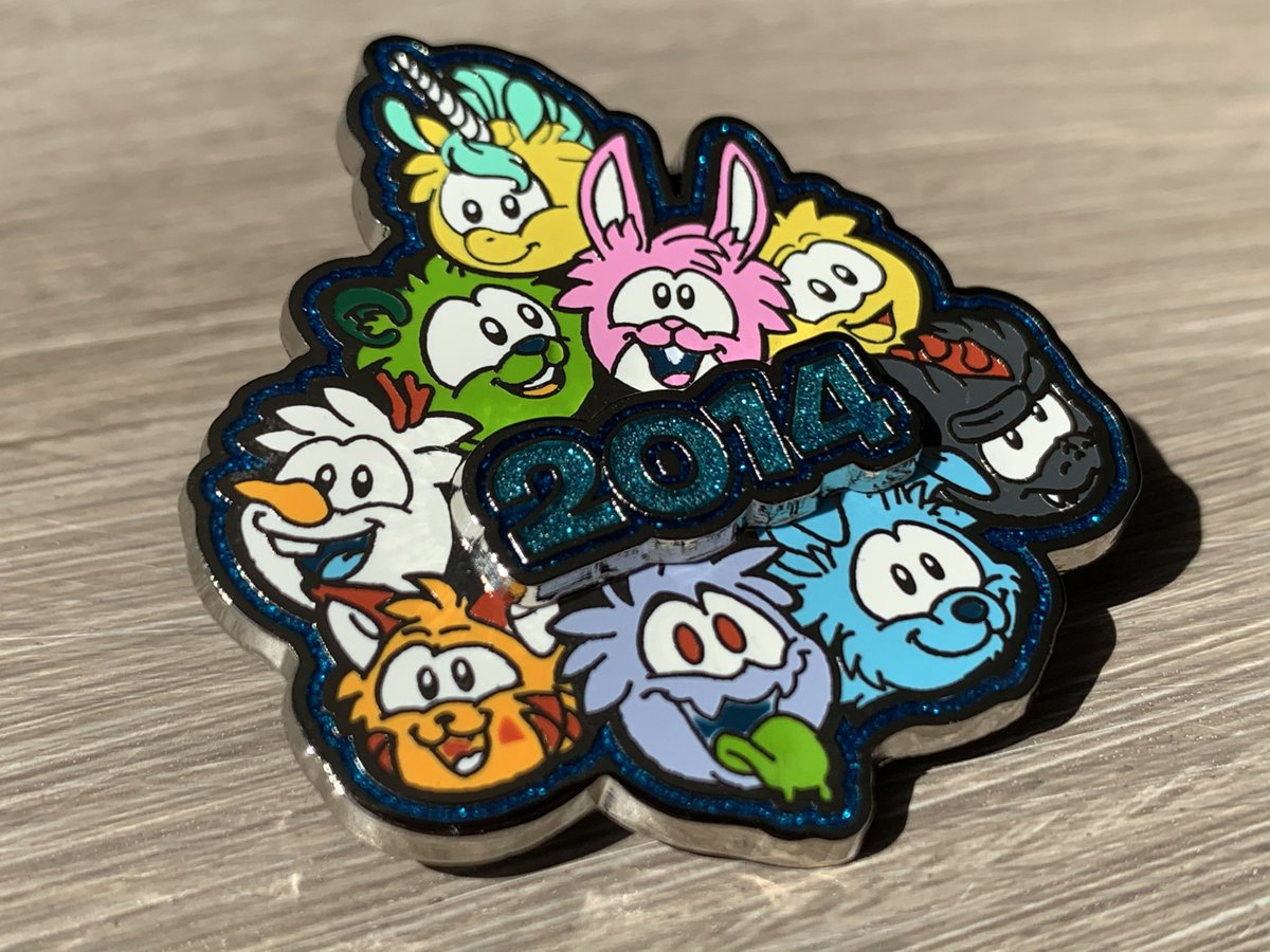 Roxi10161CP's tweet photo. Plus d'un an après avoir fini mon aventure sur Club Penguin, je retombe sur ces fabuleux pin's que j'ai pu obtenir grâce à @IslandQueenCPI et l'équipe française ! Ça me rappelle à quel point ce jeu était si important durant toutes ces années là ! #ClubPenguin https://t.co/9PCAhHUGZ6
