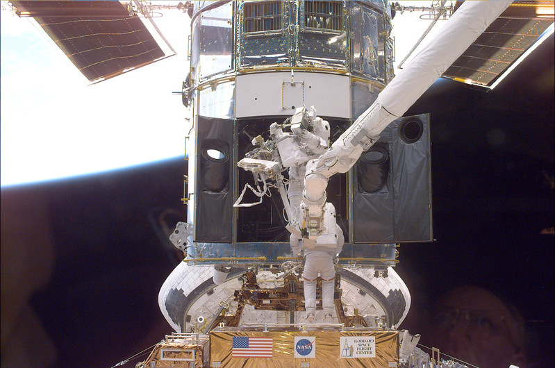 NASAHubble's tweet photo. #Now in 1999, Discovery astronauts Steve Smith and John Grunsfeld (@SciAstro) complete the first of two high-priority tasks of their Hubble spacewalk by replacing three Rate Sensor Units, each containing two gyroscopes. #SM3A https://t.co/5PNIHISSqa