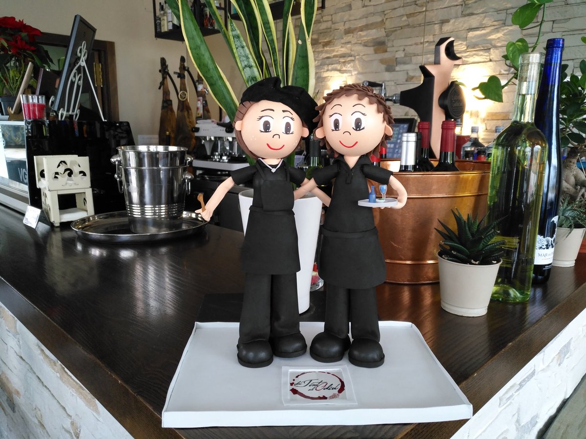 Os presentamos a mini Elena y mini Vicente hechos de goma eva 😍🎁 #regalazo de nuestros queridos amigos Gloria y Óscar. Muchísimas gracias son una maravilla que ahora presiden la barra del #restaurante #bodega #delTintoalOdiel #Aracena #Huelva #Turismo #Gastronomía #Vinoteca