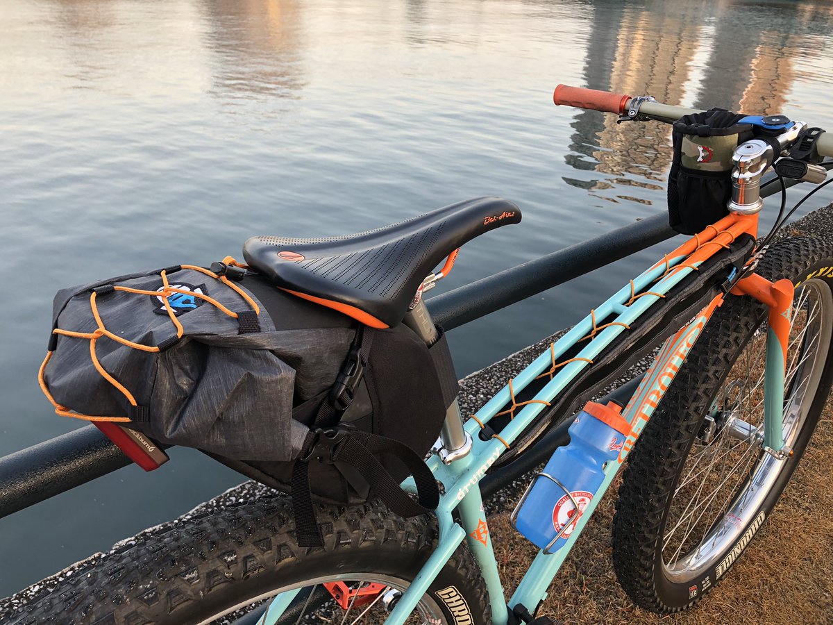 pika_hiroshima's tweet image. 前回頼んだフレームバッグと
ベストマッチング👌

@grumpy_bike @sim_works @cycooo_c 最高でーす👌

#retrotec #retrotecbikes #ingliscycles #grumpybike #morningride #ridehiroshima #porcelainrocket  #レトロテック #ポーセリンロケット　#グランピースタイル