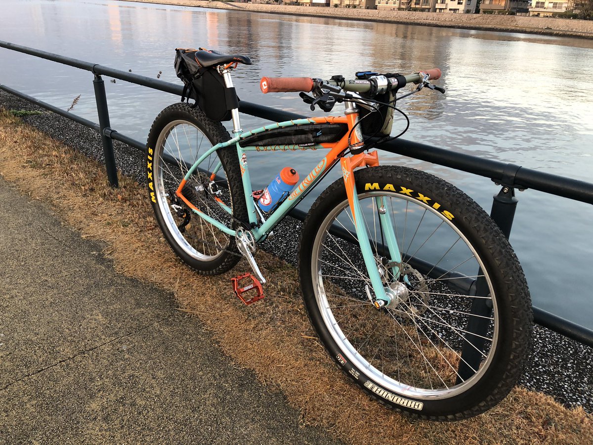 pika_hiroshima's tweet image. 前回頼んだフレームバッグと
ベストマッチング👌

@grumpy_bike @sim_works @cycooo_c 最高でーす👌

#retrotec #retrotecbikes #ingliscycles #grumpybike #morningride #ridehiroshima #porcelainrocket  #レトロテック #ポーセリンロケット　#グランピースタイル