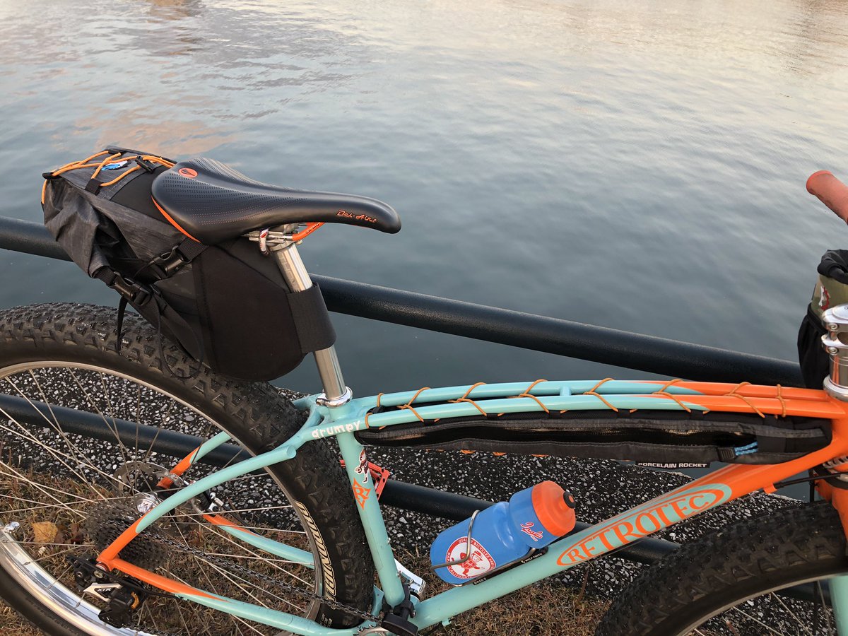 pika_hiroshima's tweet image. 前回頼んだフレームバッグと
ベストマッチング👌

@grumpy_bike @sim_works @cycooo_c 最高でーす👌

#retrotec #retrotecbikes #ingliscycles #grumpybike #morningride #ridehiroshima #porcelainrocket  #レトロテック #ポーセリンロケット　#グランピースタイル