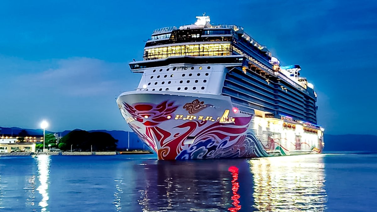 CruiseNorwegian's tweet photo. Every night brings a little more ✨! #HappyHanukkah #CruiseNorwegian
📸: Argenis https://t.co/qnIs1jm8eA