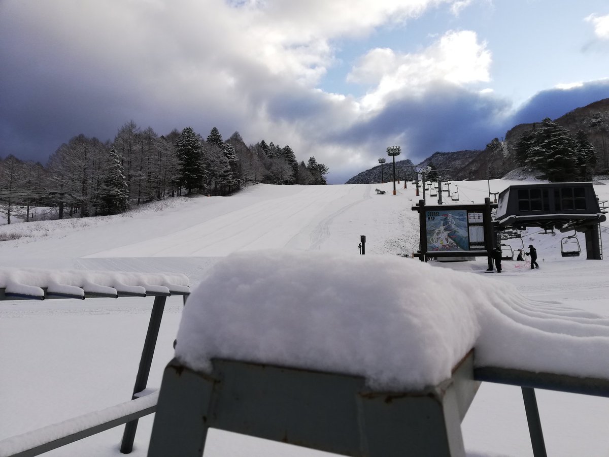 marunumakogen's tweet photo. 8:00現在　センターステーション周辺で−1.5℃
ゲレンデベースで10cmほどの新雪です👏👏　やっときましたね！
ゲレンデが白くなり、胸踊っています😁😁😁
超絶グッドコンディション間違いなしです❗ https://t.co/0Vnv54cd2D
