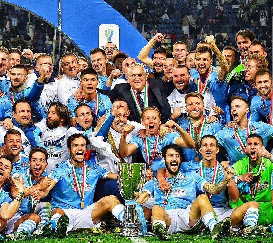 coratella24's tweet photo. In questa città ci sono due tifoserie.
La differenza sta scritta nei rispettivi inni:
Semo un impasto de forza e volontà, co tanto core come nessuno c'ha
Lazio A.Donati
Dimme cos'è che me fa sentì importante anche si nun conto niente..
Roma A.Venditti
#Roma #SupercoppaItaliana https://t.co/Q2PxaVHFle