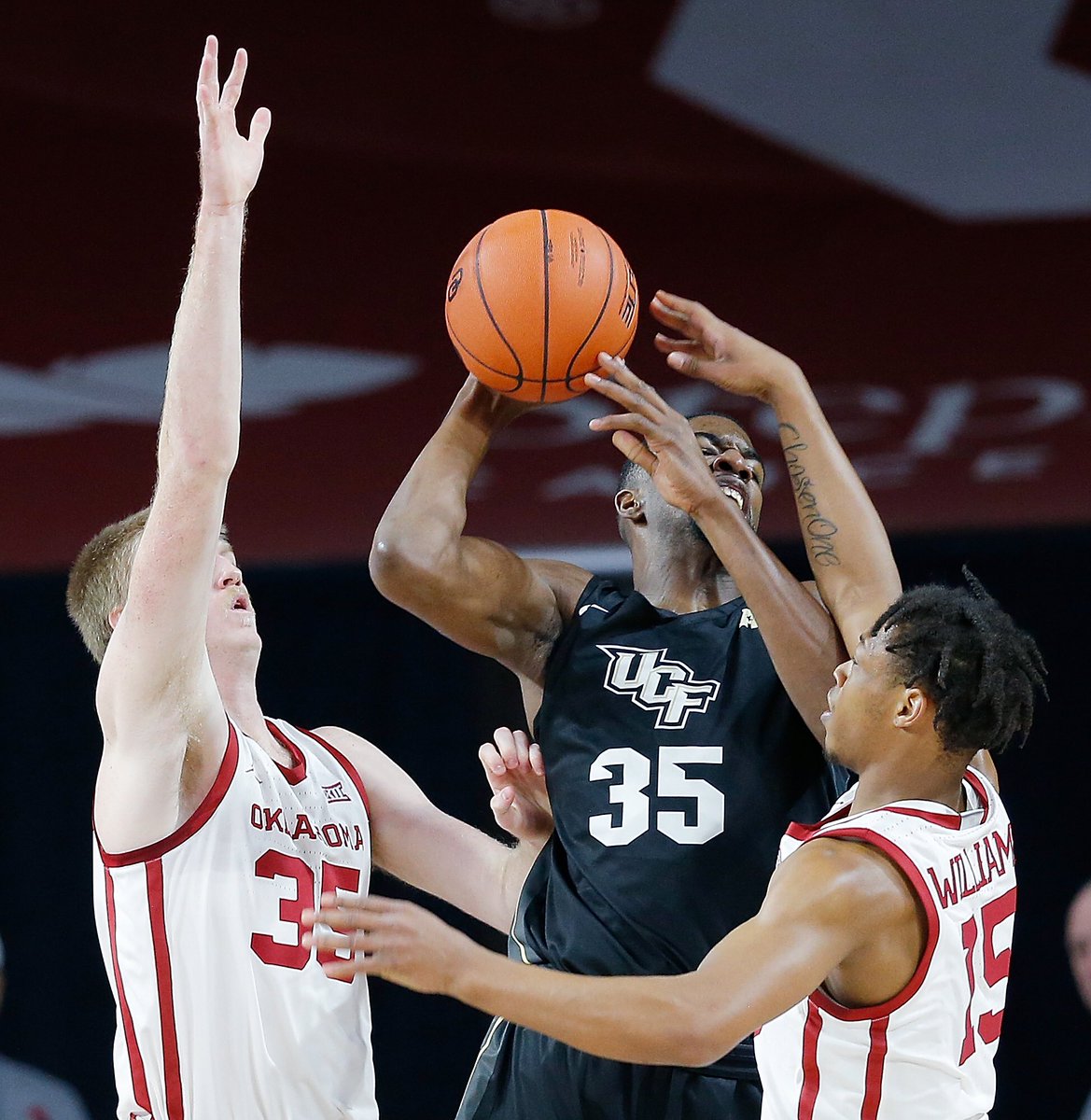 OU_MBBall's tweet photo. Heading into the break with the dub.

🎥📝📸📊 https://t.co/QFgt8fR6pC https://t.co/OTZ6GODcEr
