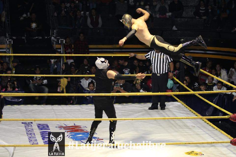 LaTijeraLucha's tweet photo. En la primera lucha de la tarde en la #ArenaNaucalpan, el triunfo es para los jóvenes #NoicyBoy #Voltar y #Galactus ante #Voltrex #Biosfera y #PrincipeJr en la última función del año de #IWRG...
#latijeraluchalibre https://t.co/dY0z9DdbW2