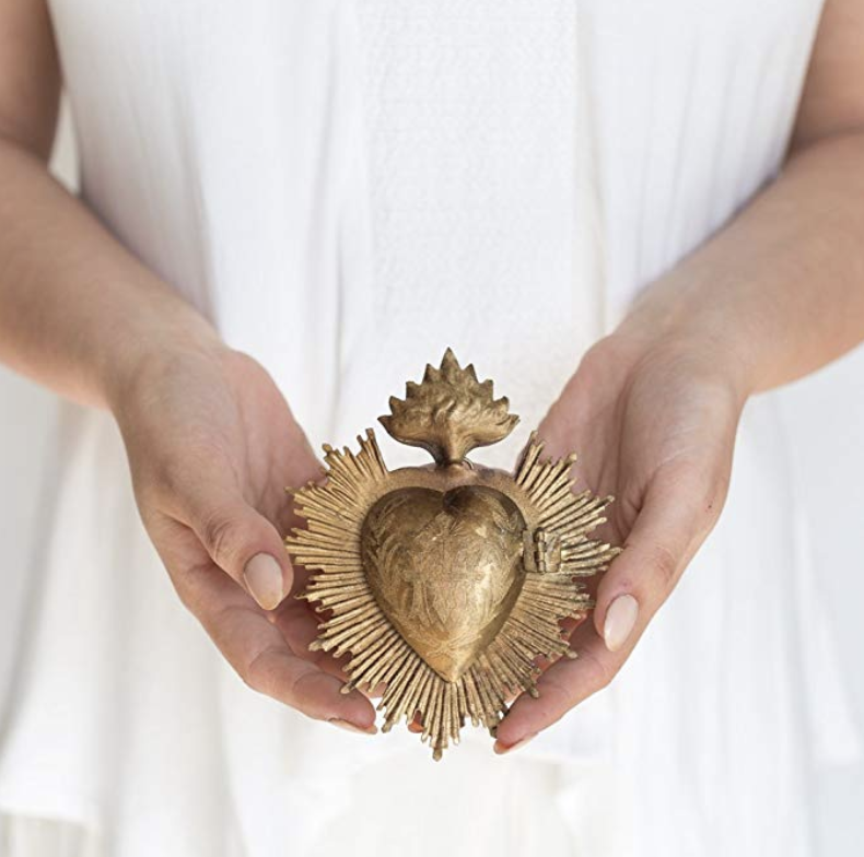 CeliaBecker's tweet photo. Do you know the #QueenOfCrowns #SacredHeart or #MilagroHeart ?Milagro means miracle in Spanish. It's a religious folk charm to hang on alters, around the necks of Santos dolls or as #gift tie-ons. It opens to reveal a space for a prayer or wish. #OnTheBlog https://t.co/1ssHhv4fxX https://t.co/jCCDjggnSh
