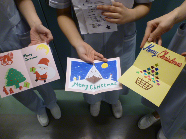 東京都立広尾病院 12月18日 水 都立広尾看護専門学校生によるクリスマスコンサートとキャンドルサービスが行われました クリスマス曲をハンドベル 合唱等で演奏したあと 病棟を訪問して手作りのクリスマスカードを患者さんへプレゼントしました