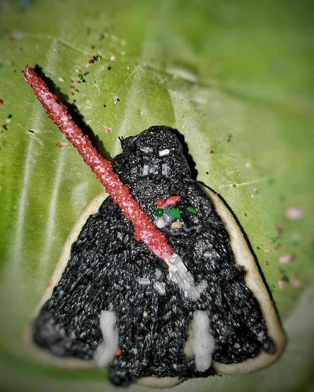 KRNaturalPhoto's tweet photo. My niece won Christmas this year making this awesome Darth Vader cookie out of a cookie that was shaped like a bell.
.
.
.
.
#christmas #christmascookies #cookies #creativecookies #darthvader #starwars #darthvadercookie #starwarscookies #homemade #homema… https://t.co/tf3j6O2Je1 https://t.co/TWrYi0iSNQ