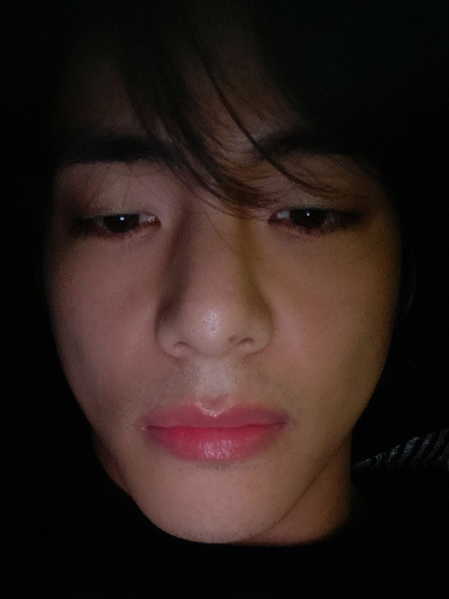 jkbttmenthu's tweet photo. His dominant aura is too strong in this pic i can confirm it he is a truly dominant. #TopTae #TaeTop #DomTae #Taehyung https://t.co/gIRqSepebR