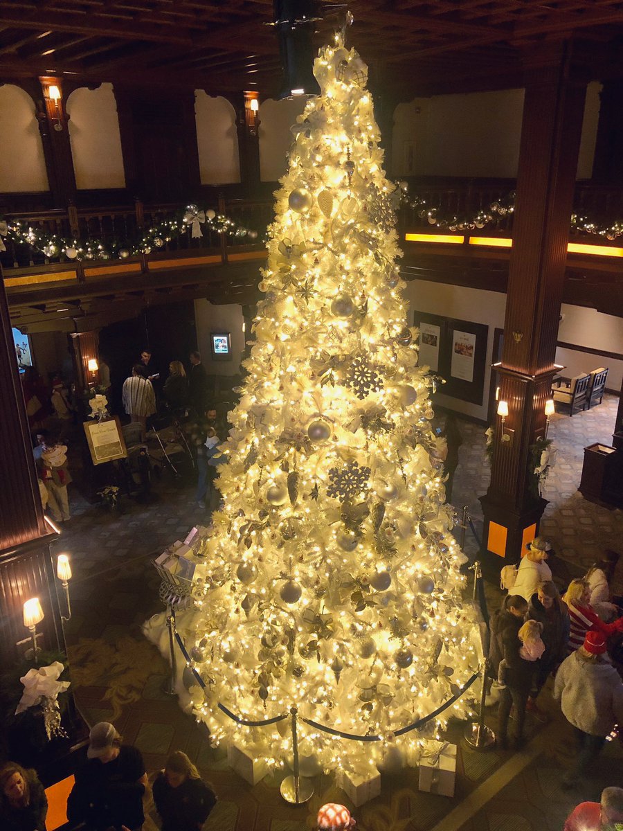 barclaybadger's tweet photo. Top Tweet: @suziday123: 'The holiday season in @visitsandiego isn’t complete without a visit to historic @delcoronado Loved this year’s white theme & who wouldn’t want to ice skate with an ocean view ⛸🌊🎄🎶🎅 #SundayF… https://t.co/taIG6KYXX3, see more https://t.co/24PApL2jrQ