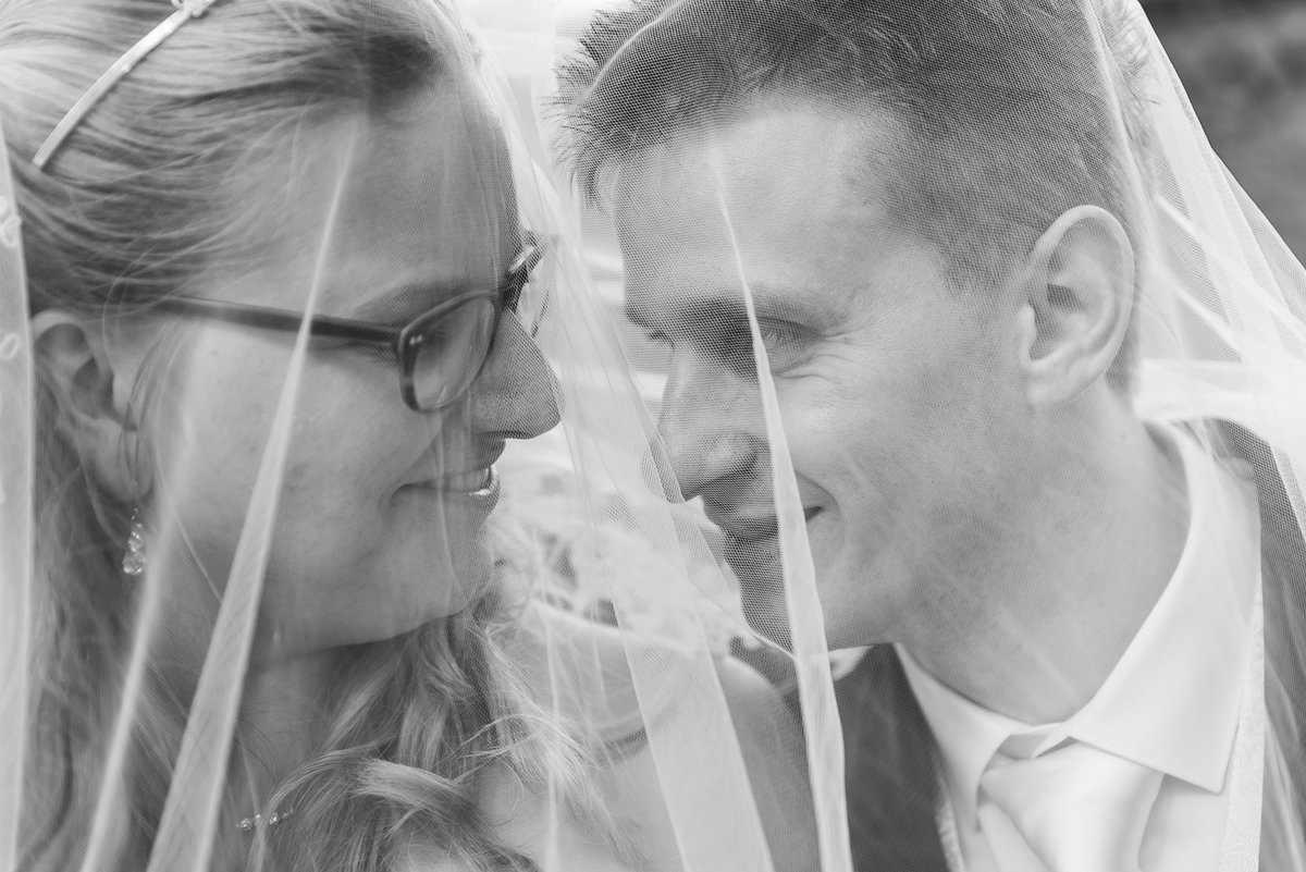 PerfectPicts's tweet image. Nathasja schrijft zelf: Jorg en ik hebben elkaar ontmoet via internet en ook al was de afstand tussen ons best ver (Jorg woonde in Oirschot en ik in Weesp), vonden we elkaar meteen heel erg leuk. [lees verder in mijn blog] perfectpictures.nl/liefde-kent-ge…