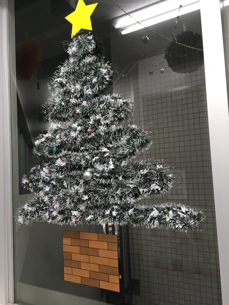 敷島 去年のクリスマスに置き場所無いからって窓に作ったクリスマスツリー見て 可愛かろ