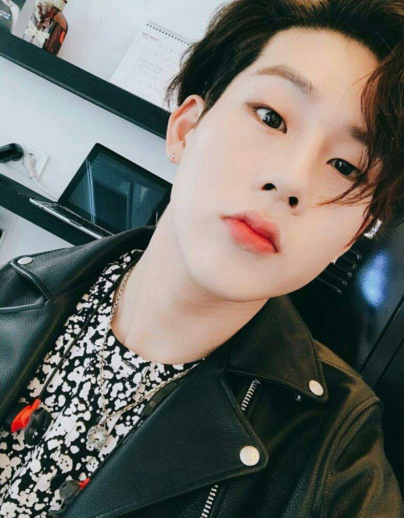 Auraya27's tweet photo. Let's show our boys the faces behind uns Monbebe!💕
Post a picture of you (if you feel comfortable with it) and your bias and write "Proud to be a Monbebe!"
I'M PROUD TO BE A MONBEBE!💕
Retweet and share! 💕
#StayWithMX7
#7명_절대_포기_안해
@OfficialMonstaX https://t.co/8FnxlrZ706