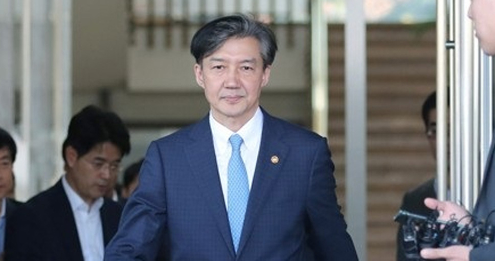 부부를 동일 사안으로 구속하는 데에 부담을 느껴  ‘감찰무마’ 혐의로 영장 청구 가능성이 큽니다. 이후 서울중앙지검이 수사를 담당했던 ‘가족 비리사건’도 마무리될 전망입니다.

bit.ly/34OvHS8 [‘뇌물수수냐, 직권남용이냐’...조국 신병처리 고심하는 검찰]