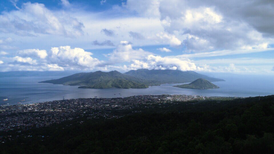 AdhyFadli2's tweet photo. In life, never stop discovering,
Adventure everywhere,
Raising the imagination color of life.
View : Maitara &amp; Tidore
Lok : Puncak Moya

#ternatejeepcommunity #ternate #tidore #maitara #wonderfulindonesia  #enjoyternate #ternatehits #exploreternate #ternateisland https://t.co/P7pX1PWoGe