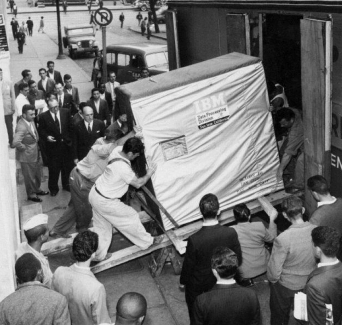 GoingParabolic's tweet photo. This enormous box contains a 5MB IBM hard drive in 1956.

My Apple iPhone 11 Pro has 512GB.

5MB is like 6 pictures of memory btw. https://t.co/evHlTNbL2k