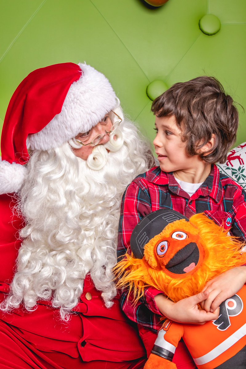 NewJessi's tweet photo. All I want for Christmas is @GrittyNHL @NHLFlyers. Alessandro (5) introduces Santa to #gritty #AllIWantForChristmas #Christmas2019 https://t.co/mp61sLOvtr