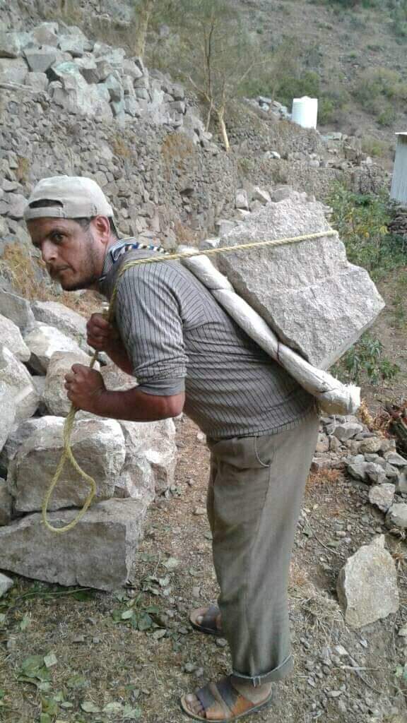 Yemen24's tweet image. Mukhtar, a Chemstry Teacher from #Raymah Province, is doing heavy labor jobs to secure little money to feed his family. 
Like all public #school teachers, Mukhtar has not been paid for about 4 years. #Houthi militia has cut their salaries to finance its war against #Yemeni people