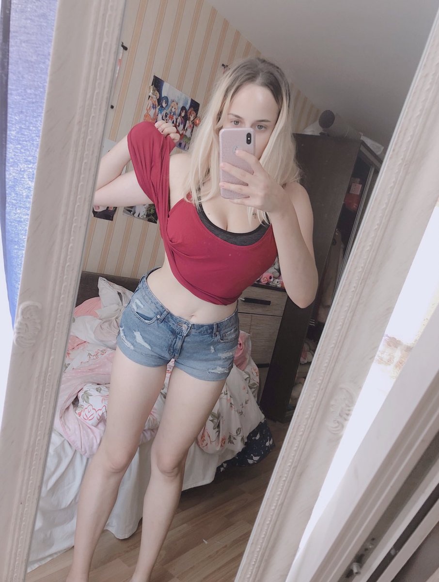 ana_chuu's tweet photo. Me in 2018:
+ fit
- not confident
- always trying to lose weight
- hating my appearance

Me now:
+ fat
+ confident 
+ loving my appearance 
+ bitch im a cow
😎 https://t.co/70eZI1g6o6
