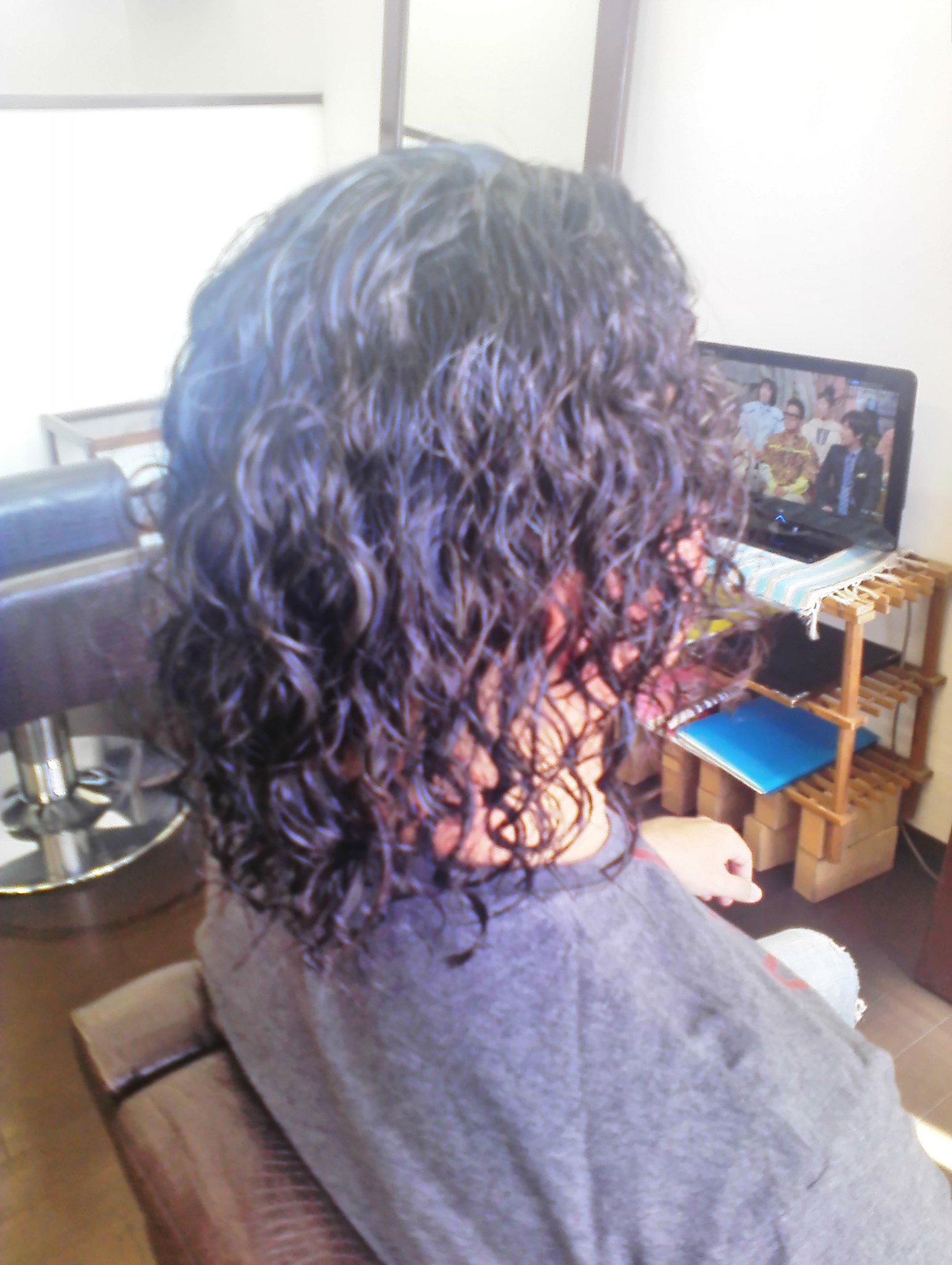 Twitter 上的 Hair 癒庵 スパイラルパーマ ロングでのスパイラルパーマ ワイルドなスタイルです O 髪を伸ばしている方 ぜひ一度チャレンジしてみてください 沖縄 泡瀬 理容室 床屋 美容室 メンズ髪型 ツーブロック キッズカット パーマ スパイラル パーマ ヘア
