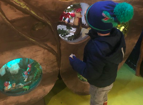 🍄 Leuk om deze #kerstvakantie met je kleintje te zien; het #diorama vol #kaboutertjes in het <a href="/PVM_Velsen/">Ptr Vermeulen Museum</a> 
➤ ow.ly/1jsE50xD68D  
#kerstvakantietip #kidsprooftip #kinderen #haarlem #kidshaarlem