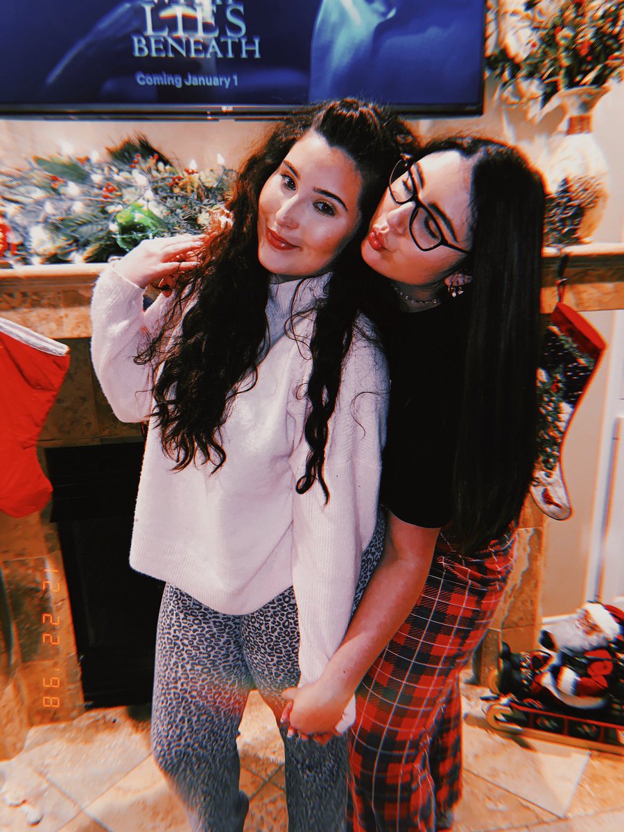 averylynnmeyers's tweet photo. Friendsmas with my mains♥️ literally been friends with most of them for 15-20 yrs. I love y’all with all my heart🥰 https://t.co/VNLBAVuTQc