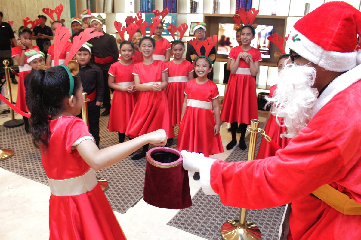 Atraksi Sulap dan Paduan Suara Anak-anak dalam Rangka Menyambut Hari Natal dan Tahun Baru 2020 getaway.co.id/project/atraks…  #news <a href="/the1O1jakarta/">THE 1O1 Jakarta Sedayu Darmawangsa</a>
