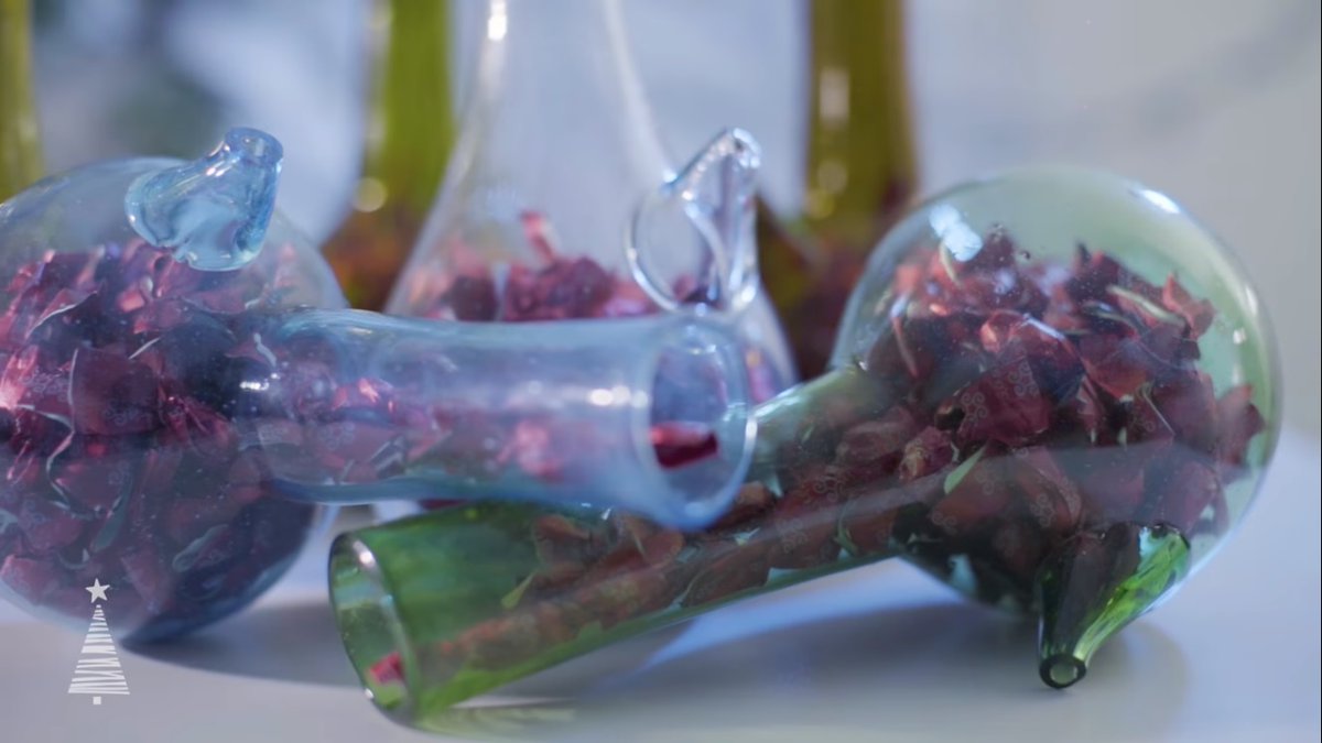 tarekchemaly's tweet photo. .@parazarme supports #local #economy and #artisan(s) with their end of year gifts! Handblown #recycled glass and sweet treats!
https://t.co/XO2atzb5MR https://t.co/qAfGGVJLqO
