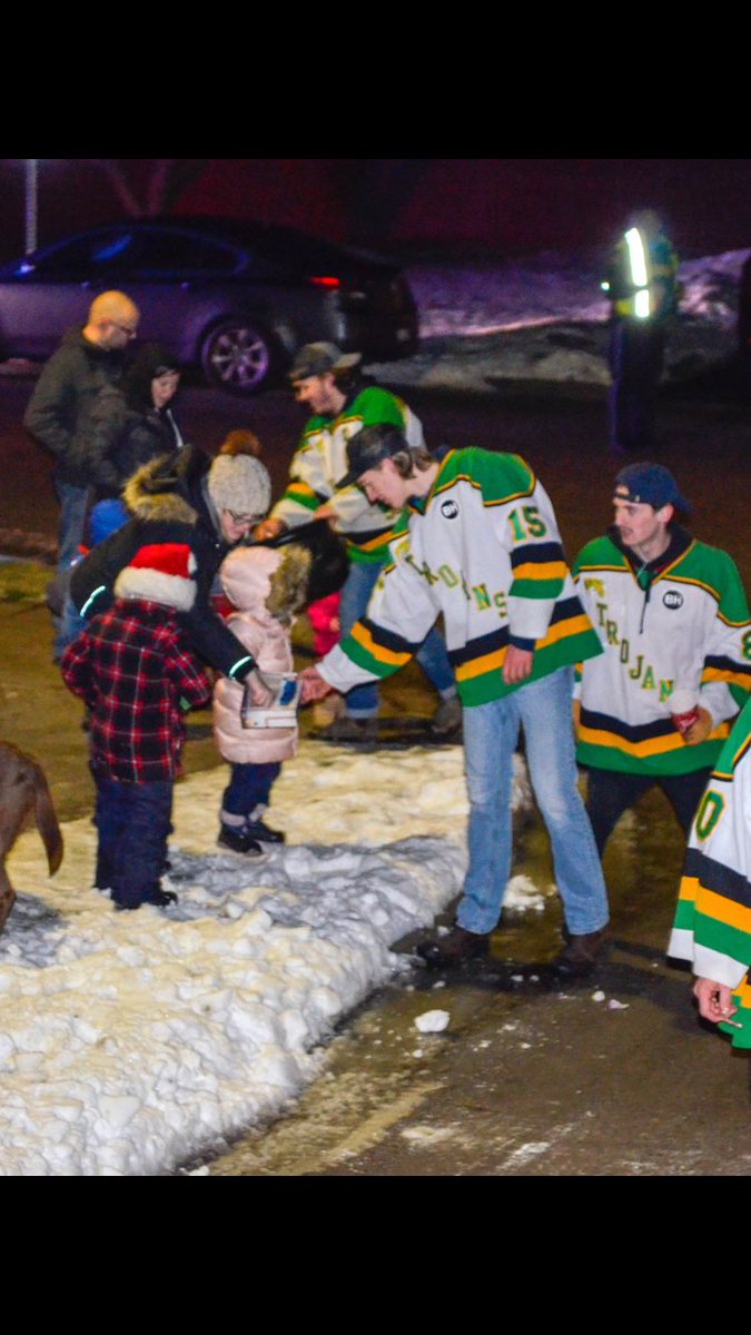 Tfordtrojans's tweet photo. A fun night with the community at the Calithumpian Holiday parade!! Way to go boys!! You did the team proud!!
#tistheseason #1600candycanes #trojanpride# @PJHLYeckDiv @OHAhockey1 @ZorraTwp https://t.co/poCQHO5oY5
