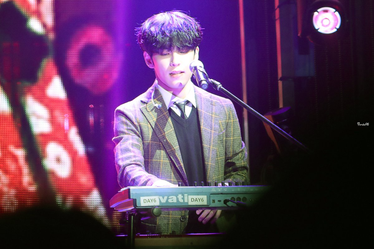panda9593's tweet photo. 191220 The Present

#원필 #김원필 #Wonpil
#데이식스 #DAY6 https://t.co/dhH2YQ3Bs3