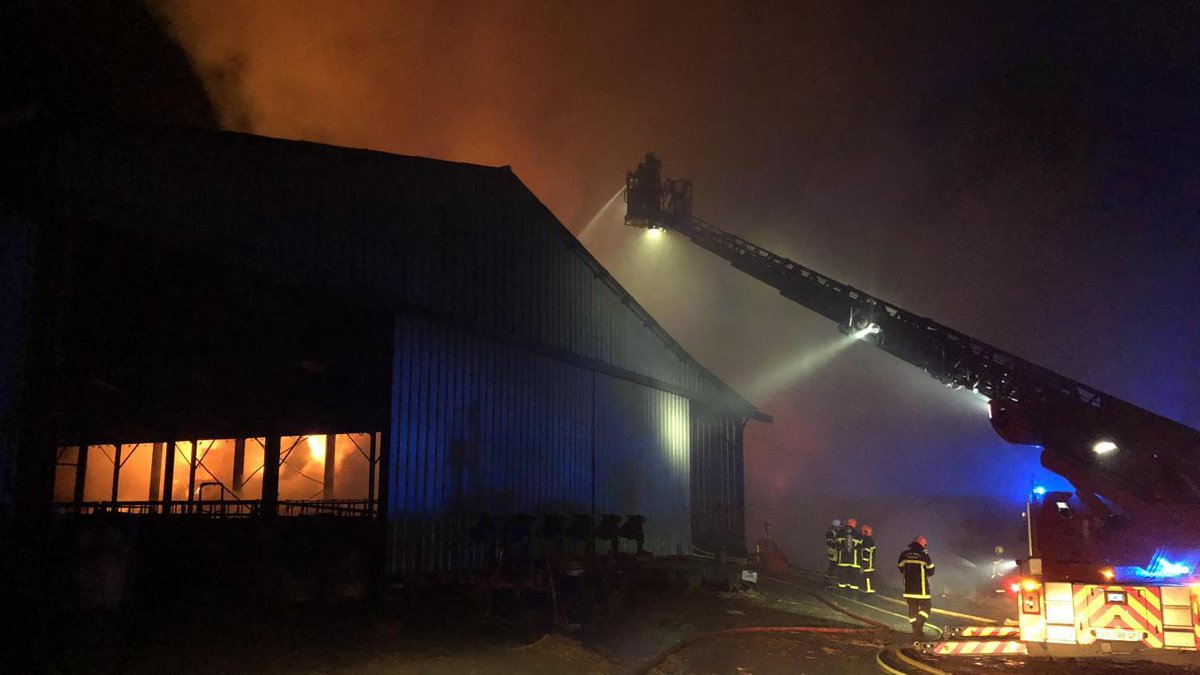 lavoixdunord's tweet photo. Delettes: en pleine nuit, 400 tonnes de paille s’embrasent dans un bâtiment agricole #Ecques https://t.co/Fwjamr7gDU https://t.co/A9BH2BahRZ