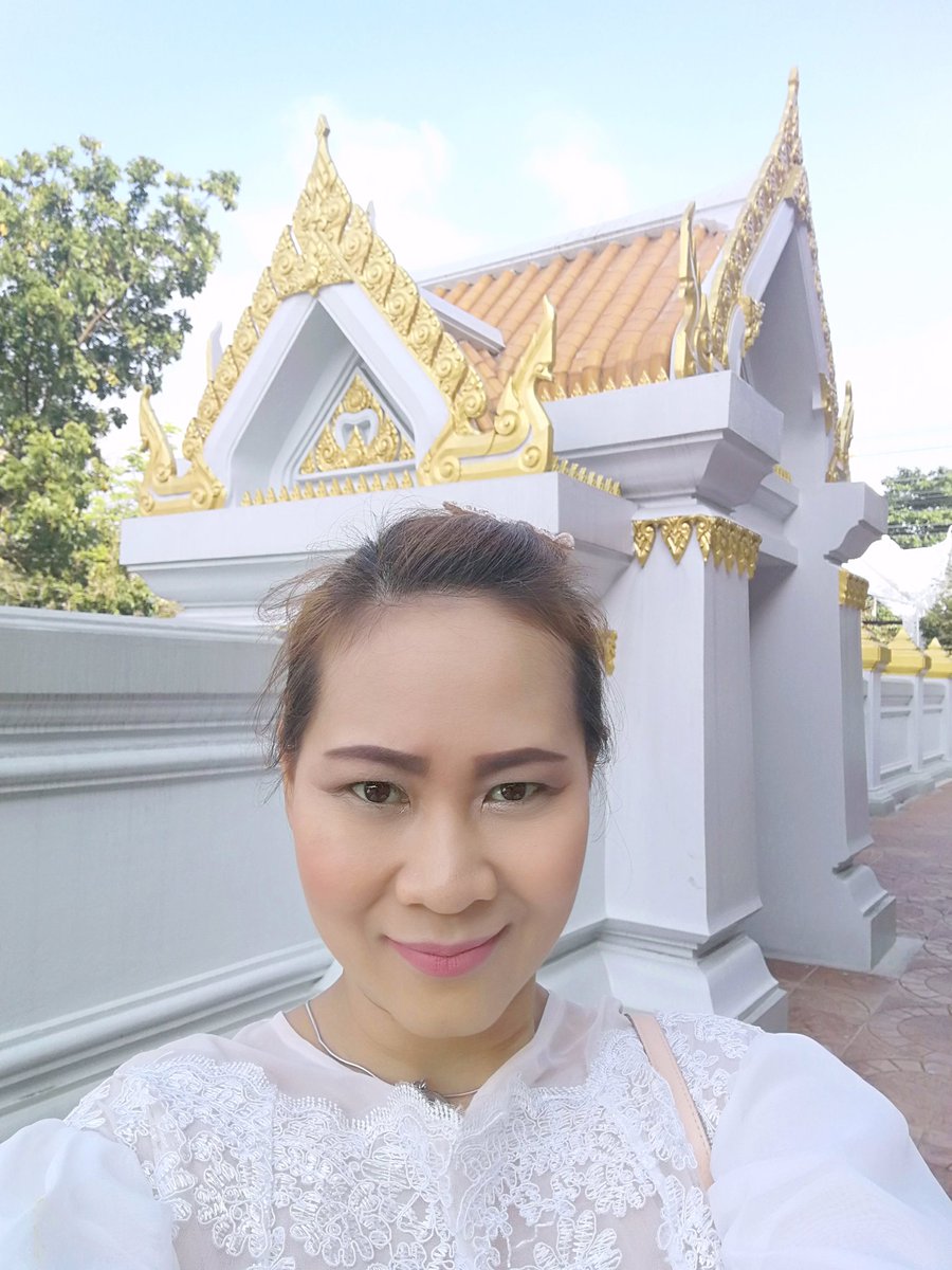 OrganizeWe's tweet photo. โดนผีหลอกกลางวัน���สกๆ ในวัด ถ่ายรูปเล่นซะเลย ทำเป็นไม่สนใจเดี๋ยวก็ไป🤣🙏👍 https://t.co/EXfxV1HFFV
