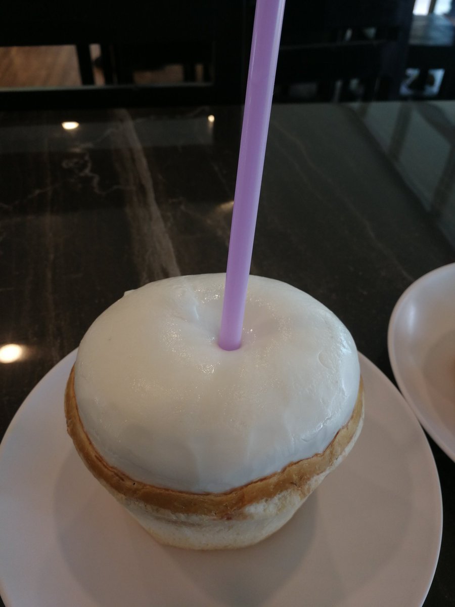 OrganizeWe's tweet photo. น้ำมะพร้าวในลูกมะพร้าว หวานๆ เย็นๆ มีเนื้อมะพร้าวมาแบบนี้ ก็อร่อยนะคะ ลูกละ50บาทค่ะ🤔 https://t.co/7zUGlB8fxg