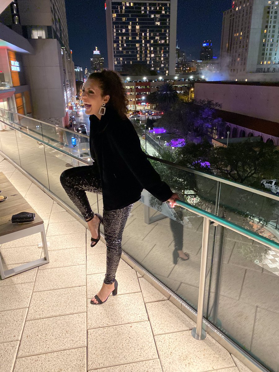 VicsGotsecrets's tweet photo. Me: What do 30 year olds even look like?
Mirror: Hold my drink.
#ThisIsThirty #JoinedTheClub #ThirtyFlirtyAndThriving https://t.co/BwJbIjKCSH