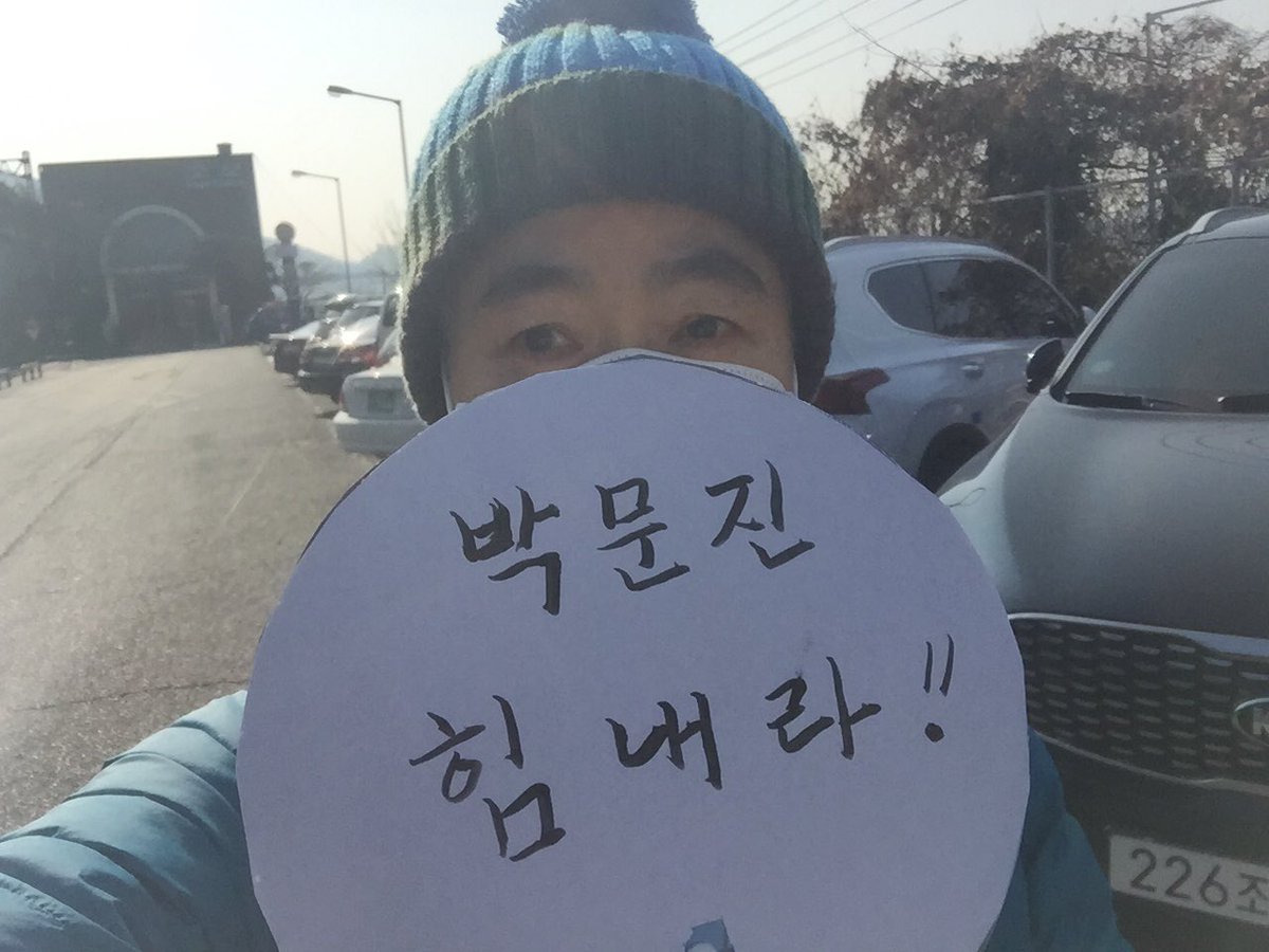 JINSUK_85's tweet photo. 항암후유증,우울증,지인기피증
약물부작용으로 인한 관절통까지
풀옵션으로 앓는 중이라
그동안 돌보지못한 아니,
학대한 몸이나 달래려 했는데.
내친구 박문진이.
내 오랜친구 박문진이 영남대의료원
옥상에서 176일째 매달려있으니
앓는것도 사치라
걸어서 박문진에게로 갑니다
호포에서 시작합니다 https://t.co/LZ2ZFsMncL