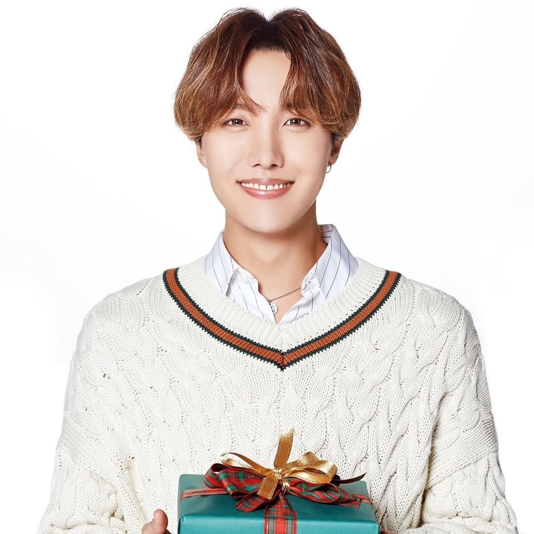 BTS_Thailand's tweet photo. [📷​ IG​ : lemona_official] @BTS_twt​ 🎄

(https://t.co/duS5ZdNBfR) https://t.co/lmYH3YlE8s