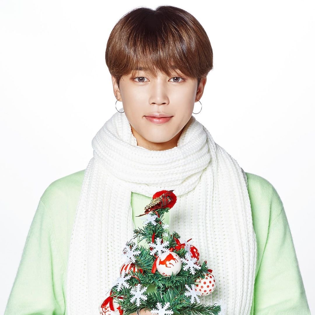BTS_Thailand's tweet photo. [📷​ IG​ : lemona_official] @BTS_twt​ 🎄

(https://t.co/duS5ZdNBfR) https://t.co/lmYH3YlE8s