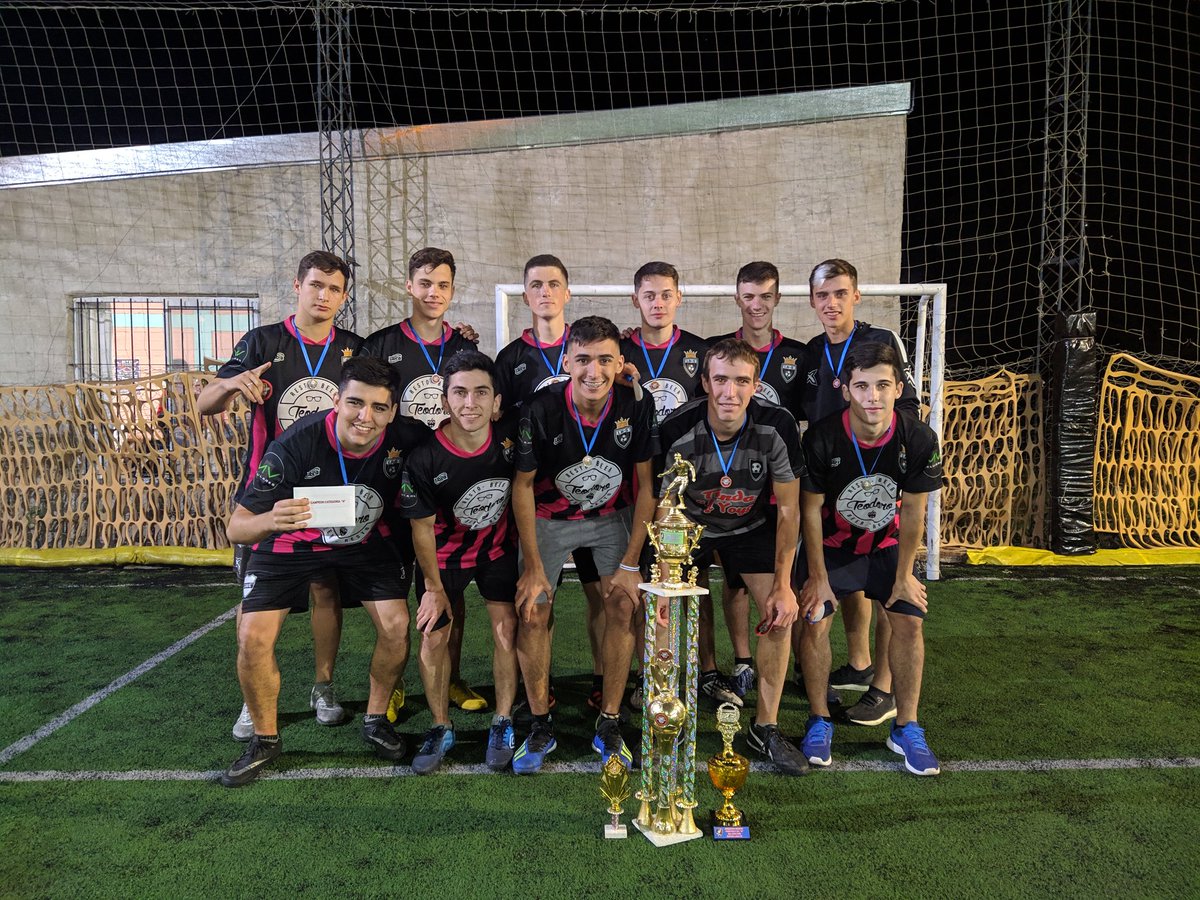 LosSuela's tweet photo. Los reyes "del cagaso" campeones.
Un grande JAMAS desciende... https://t.co/DFAN36GmSi