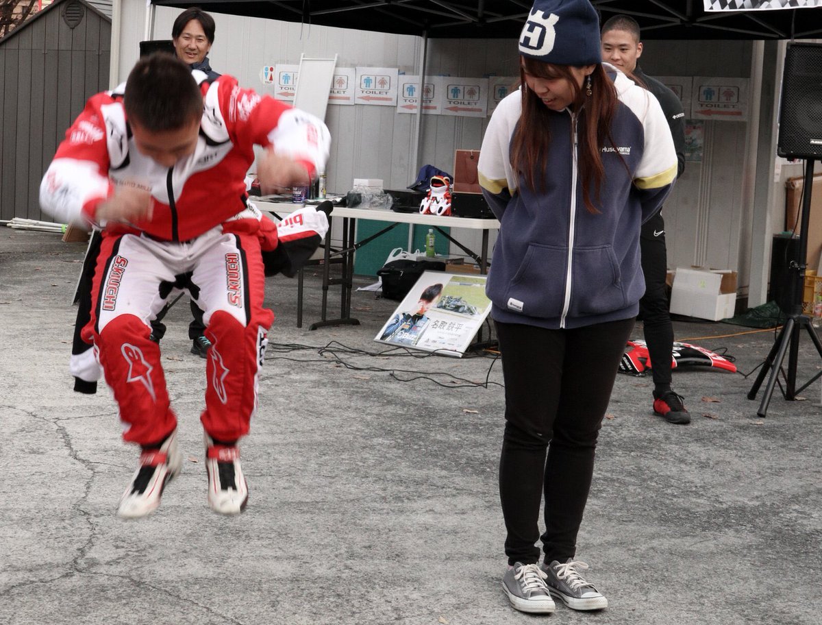 hii156's tweet photo. 山梨モータースポーツファンフェスティバルの思い出🗻
話の流れで各選手たちの身体能力を見てみよう!ということになり、立ち幅跳び大会が突如開催されました。
…一応わたしも全日本ライダーだったんだけどね…余裕でビリだったぜ🤭
金丸くんに負けたのが悔しすぎるんだが。(笑)#ymff https://t.co/upac94tnk0