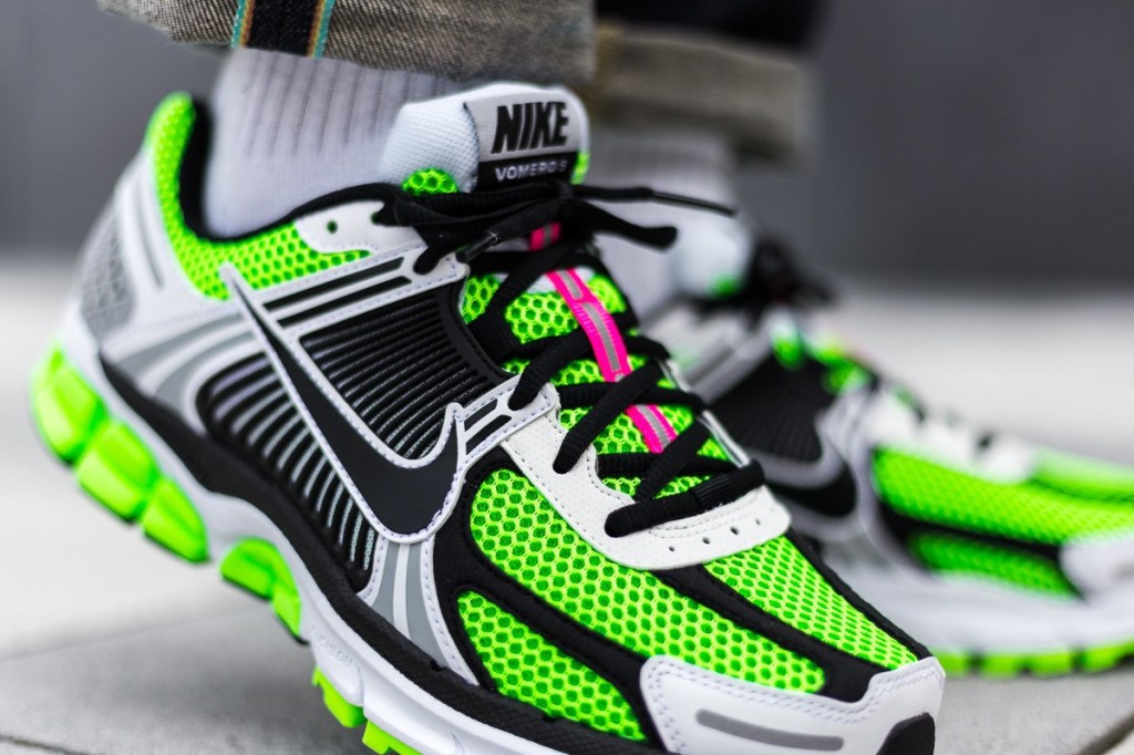 colisión Sangrar terremoto Sneaker Steal on Twitter: "NIKE ZOOM VOMERO 5 SE SP “ELECTRIC GREEN” $75.18  FREE SHIPPING https://t.co/tpsdDzJ7nB https://t.co/ybgbdeJkHL" / Twitter