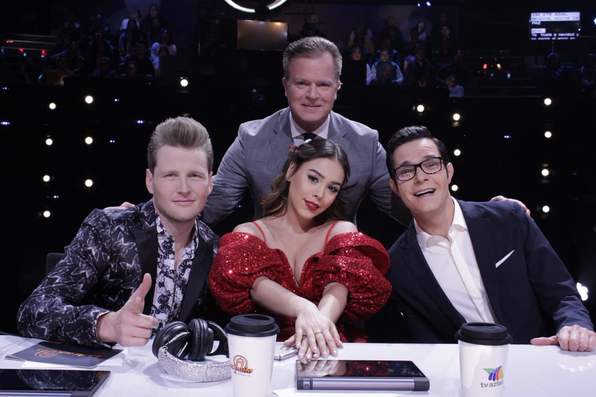 LaAcademiaTV's tweet photo. ¿Guapos? Noooo, ¡guapísimos... así lucen nuestros críticos esta noche! 🧡

#LaAcademiaEnFamilia 📲 https://t.co/OgCixIW3UM