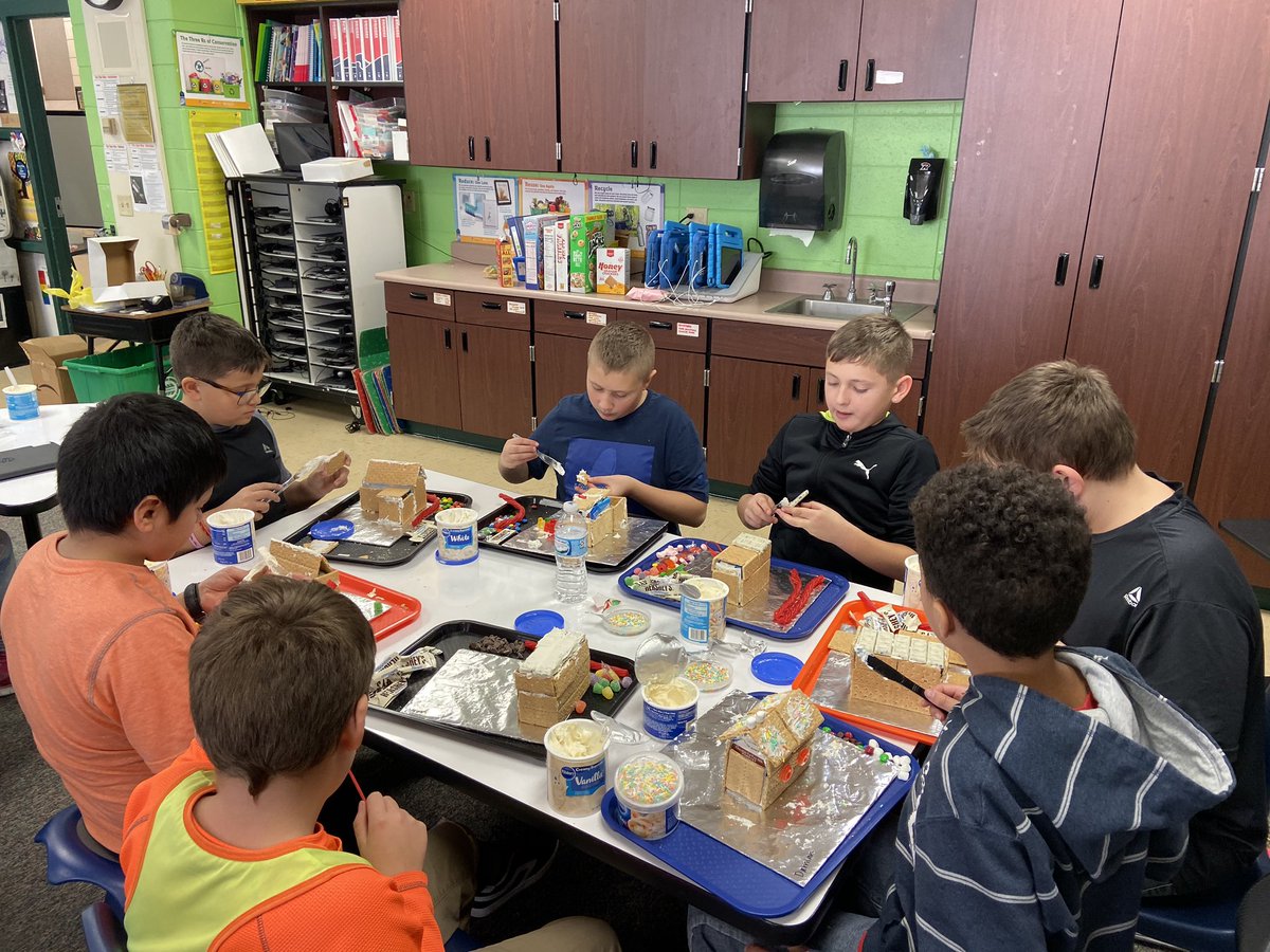 MrsSimacek's tweet photo. Gingerbread House fun #ripon5th #mpqtigerway #riponwiproud https://t.co/xTWdOEEo05