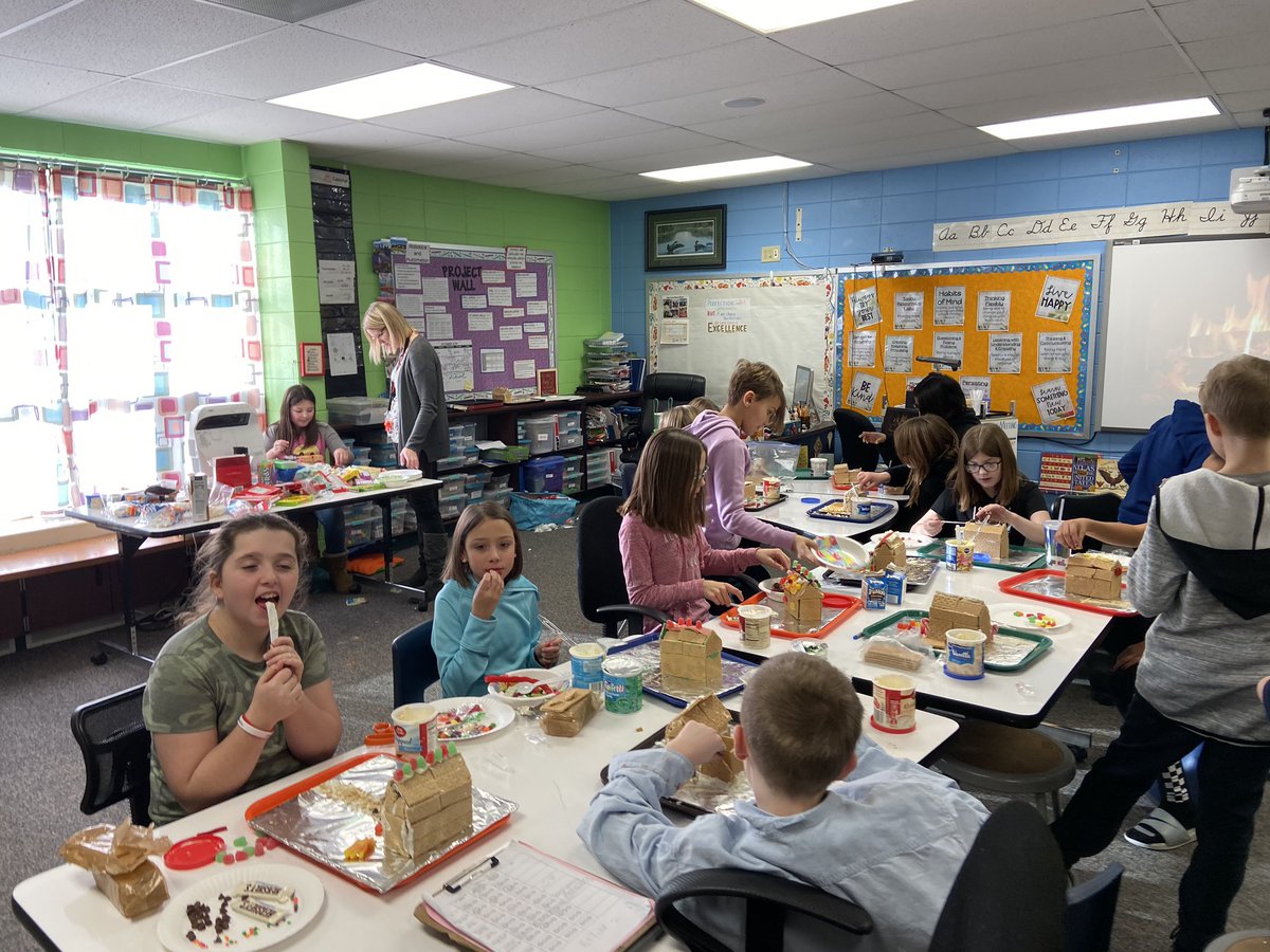 MrsSimacek's tweet photo. Gingerbread House fun #ripon5th #mpqtigerway #riponwiproud https://t.co/xTWdOEEo05