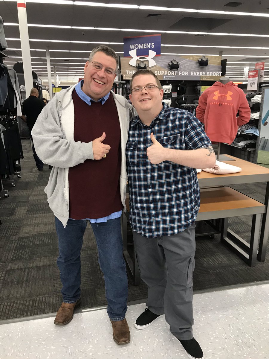 AnneLauren66's tweet photo. While visiting my folks, we had the pleasure of meeting @cliff_hogg . Down to earth, super friendly man! Thanks Cliff, for taking the time to visit with us. Have a Merry Christmas 🎄 #bb21 #bb2019 #bigbrother21 #cliffhogg #bigbrother #skd143 https://t.co/NKPema1RCE