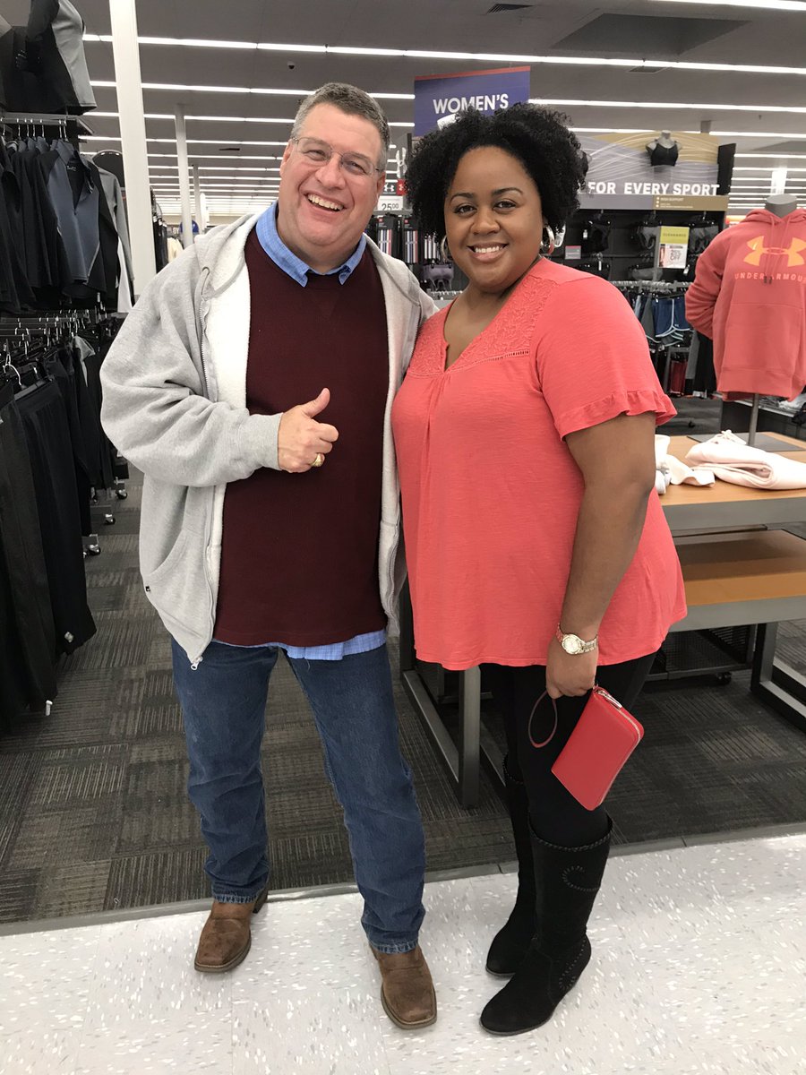 AnneLauren66's tweet photo. While visiting my folks, we had the pleasure of meeting @cliff_hogg . Down to earth, super friendly man! Thanks Cliff, for taking the time to visit with us. Have a Merry Christmas 🎄 #bb21 #bb2019 #bigbrother21 #cliffhogg #bigbrother #skd143 https://t.co/NKPema1RCE